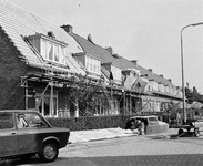 857897 Gezicht op de huizen aan de Everard Zoudenbalchstraat te Utrecht, tijdens de renovatie.